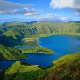 Vue panoramique des lacs bleus et des montagnes verdoyantes des Açores, un paysage à couper le souffle.