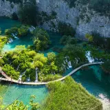 Chemins en bois serpentant entre cascades et eaux turquoise, une expérience de randonnée en Croatie inoubliable.