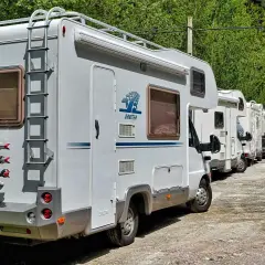 Camping-cars alignés, prêts pour l'aventure. Ces véhicules, tous avec un permis B poids max, promettent des voyages inoubliables.