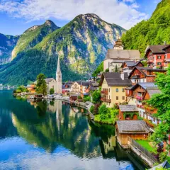 Village pittoresque au bord d'un lac, montagnes verdoyantes en arrière-plan. Idéal pour savoir que faire en Autriche.
