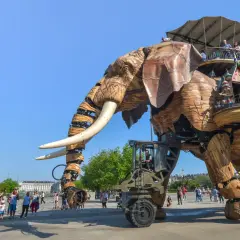 Le Grand Éléphant mécanique, une des activités à découvrir à Nantes, transporte des visiteurs sur son dos.