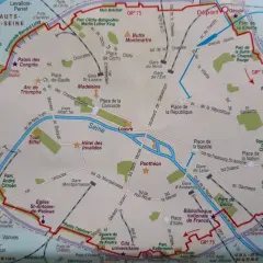 Carte de Paris indiquant le parcours GR® 75, avec des sites comme la Tour Eiffel, le Louvre et Montmartre.