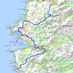 Carte de la Corse, montrant les reliefs montagneux et les côtes. La route bleue serpente à travers les **mare e monti corse**, reliant les golfes et les parcs naturels.