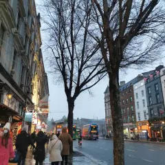 Flâner dans les rues animées de Dublin sous la neige. Une idée de que faire à Dublin : explorer les boutiques et les restaurants de cette ville vibrante.