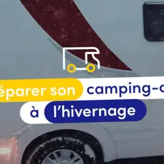 Préparer son camping-car à l'hivernage. Le véhicule est sous la neige, prêt pour la saison froide.