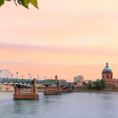Pont Neuf et le dôme de la Grave à Toulouse au coucher du soleil. Idéal pour savoir que faire à Toulouse.