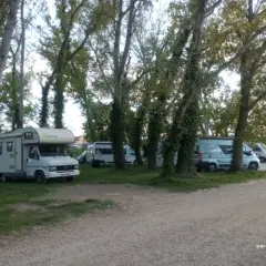 Camping-cars garés sous les arbres, une scène paisible d'une liste des aires camping-car park.