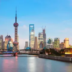 Vue de la skyline de Shanghai au crépuscule, avec la tour de la Perle de l'Orient et des gratte-ciel illuminés. Idéal pour savoir que faire à Shanghai.