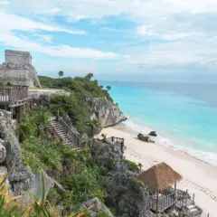 Ruines mayas sur une falaise surplombant une plage de sable blanc et une mer turquoise. Idéal pour savoir que faire au Mexique.