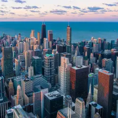 Vue aérienne de la skyline de Chicago au coucher du soleil, avec le lac Michigan en arrière-plan. Idéal pour savoir que faire à Chicago.