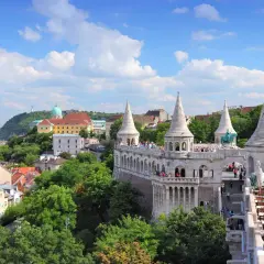 Vue panoramique du Bastion des Pêcheurs à Budapest, un lieu incontournable pour savoir que faire à Budapest. Des tours coniques et des arches surplombent la ville.