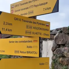 Panneau directionnel jaune indiquant les étapes GR10 depuis Hendaye : Xoldokogaina, Olhette, Biriatou.