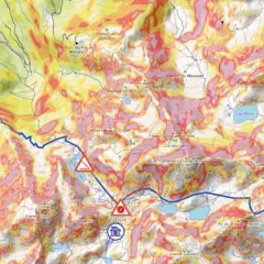Carte du massif de Belledonne avec un itinéraire bleu partant de Freydières, traversant des refuges et des cols.