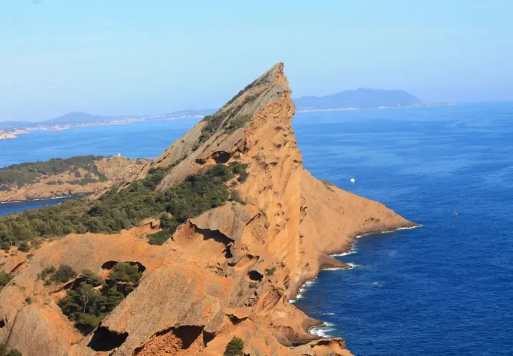 Le Bec de l'Aigle à La Ciotat, un promontoire rocheux aux teintes ocres plongeant dans la mer d'un bleu profond.