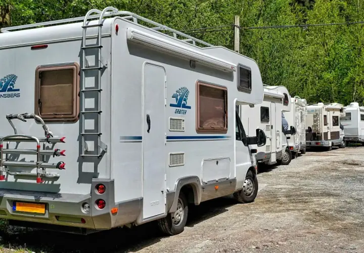 Camping-cars alignés, prêts pour l'aventure. Ces véhicules, tous avec un permis B poids max, promettent des voyages inoubliables.