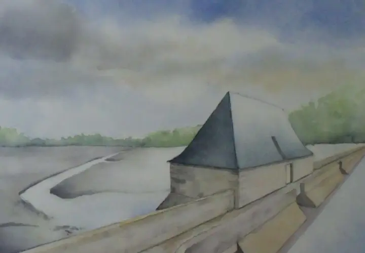 Aquarelle d'un bâtiment avec un toit pointu, au bord d'un plan d'eau sinueux, avec le bois du Henan en arrière-plan sous un ciel couvert.