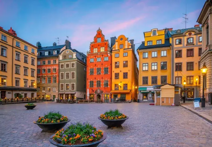 La place Stortorget à Stockholm, avec ses maisons colorées, est un endroit idéal pour se promener et découvrir que faire à Stockholm.