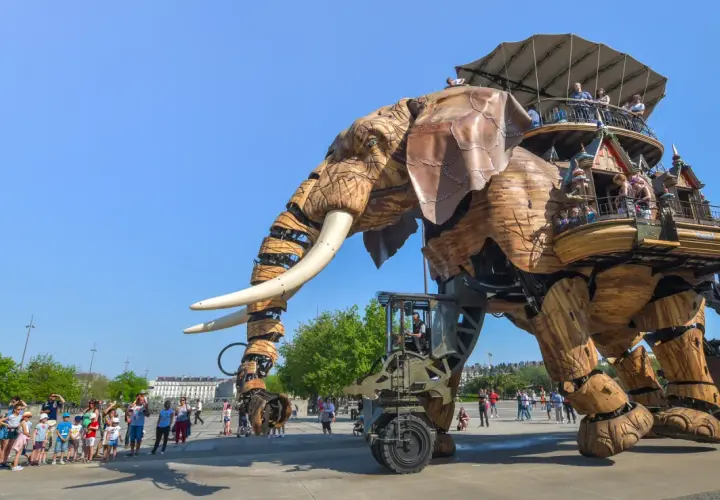 Le Grand Éléphant mécanique, une des activités à découvrir à Nantes, transporte des visiteurs sur son dos.