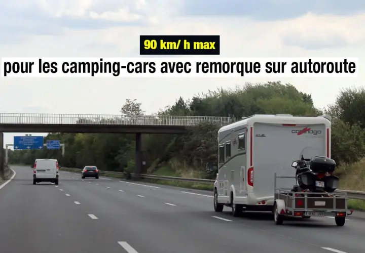 Un camping-car tractant une remorque avec une moto, sur autoroute. Vitesse max 90 km/h pour les camping-cars avec remorque.