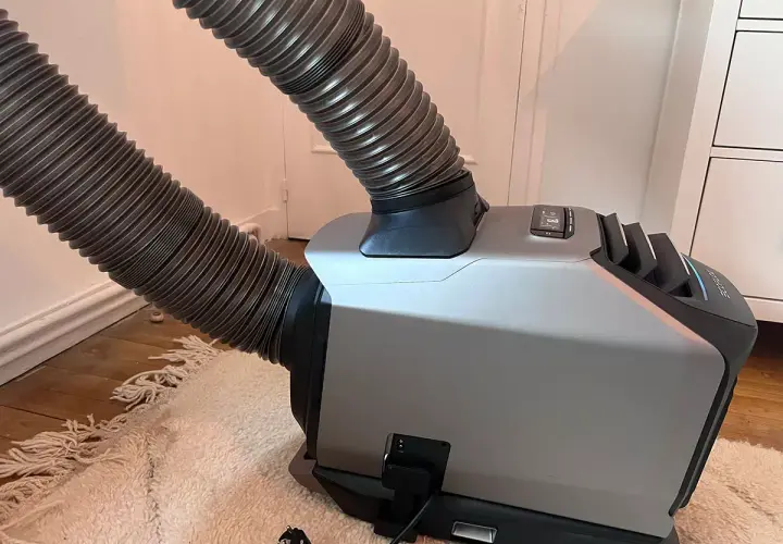 Un climatiseur portable EcoFlow Wave 2 avec ses tuyaux flexibles. Mon avis sur cet appareil est très positif.