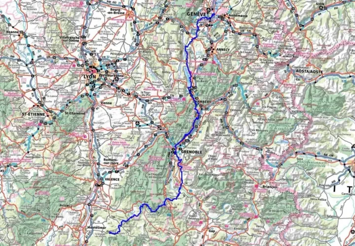 Carte routière des Alpes françaises et italiennes, avec un itinéraire bleu traversant Lyon, Grenoble et Turin. La route gr 965 est visible.