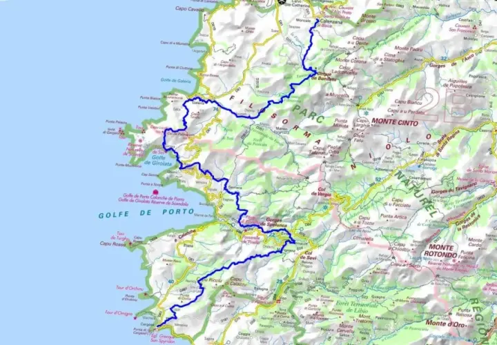 Carte de la Corse, montrant les reliefs montagneux et les côtes. La route bleue serpente à travers les **mare e monti corse**, reliant les golfes et les parcs naturels.