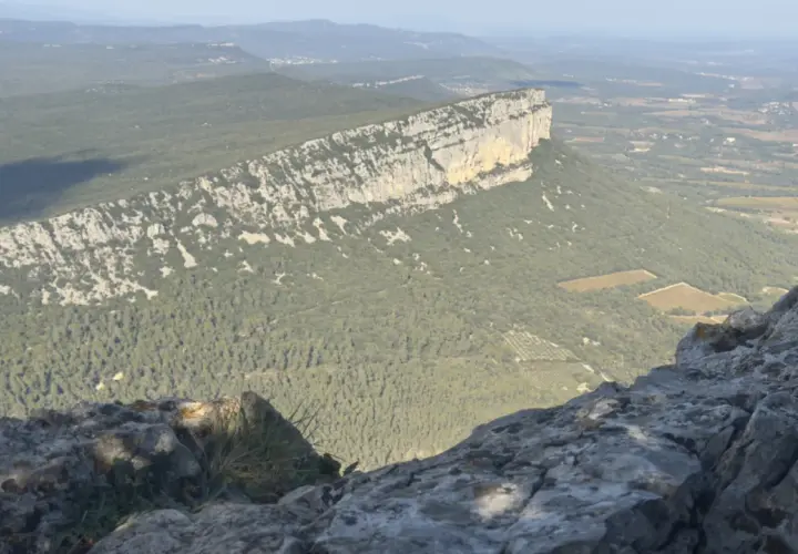 Vue panoramique du pic Saint-Loup, avec sa falaise imposante et la garrigue environnante. Une carte idéale pour les randonneurs.