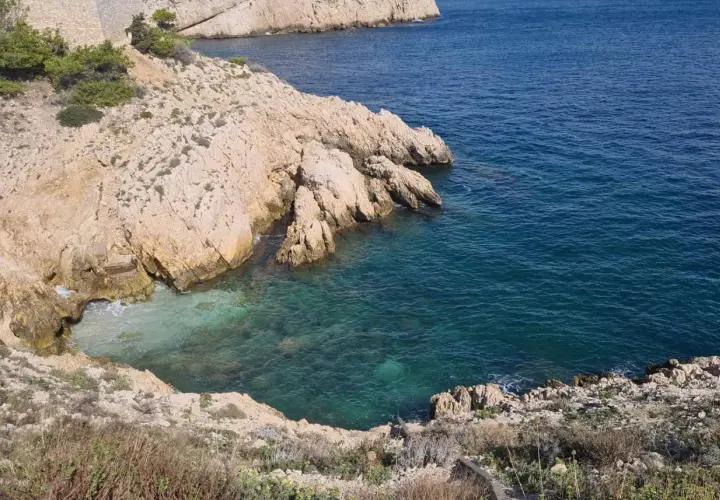 Crique rocheuse aux eaux turquoise, un coin de paradis qui pourrait bien être la plus belle plage de Marseille.