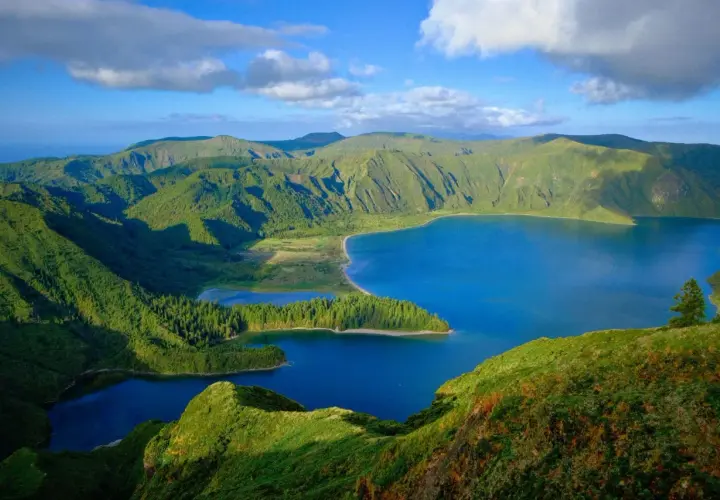 Vue panoramique des lacs bleus et des montagnes verdoyantes des Açores, un paysage à couper le souffle.