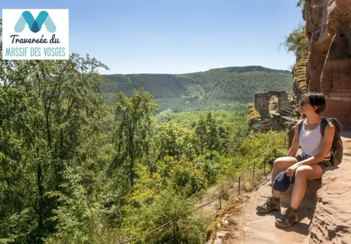 Une randonneuse profite de la vue sur les Vosges, près d'un ancien château. Le sentier gr 53 offre des paysages magnifiques.