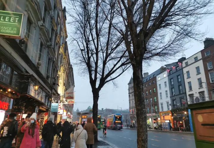 Flâner dans les rues animées de Dublin sous la neige. Une idée de que faire à Dublin : explorer les boutiques et les restaurants de cette ville vibrante.