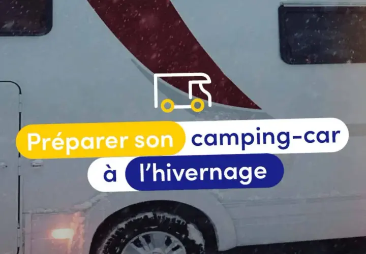 Préparer son camping-car à l'hivernage. Le véhicule est sous la neige, prêt pour la saison froide.