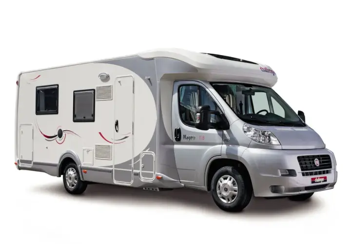 Camping-car Challenger Mageo 118, prêt pour l'aventure. Design moderne et spacieux pour vos voyages.