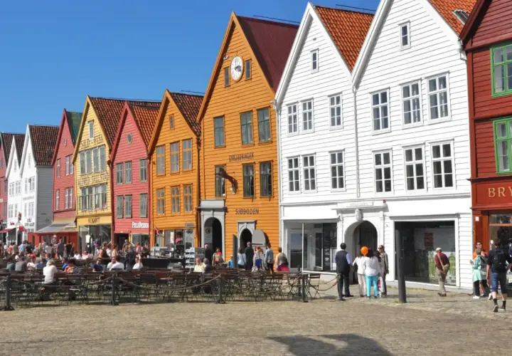 Les maisons colorées de Bryggen à Bergen invitent à flâner. Idéal pour savoir que faire à Bergen, entre terrasses et boutiques.