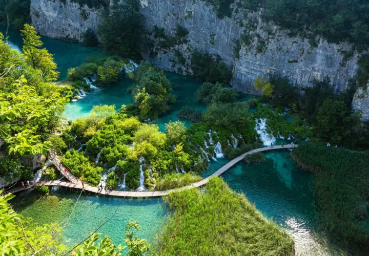 Chemins en bois serpentant entre cascades et eaux turquoise, une expérience de randonnée en Croatie inoubliable.
