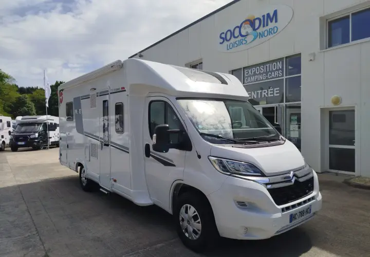 Camping-car Pilote P726 Evidence, prêt pour l'aventure. Avis et infos sur ce modèle disponible chez Soccodim Loisirs Nord.