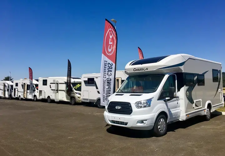 Vente de camping-cars sous un ciel bleu. Découvrez le prix et l'emplacement idéal pour votre futur véhicule de loisirs.