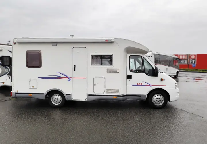 Camping-car Challenger 102, prêt pour l'aventure. Les avis sont bons pour ce modèle.