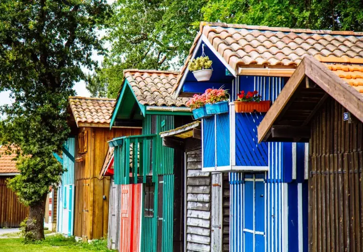Cabanes colorées au Cap Ferret, un décor pittoresque pour savoir que faire au Cap Ferret.