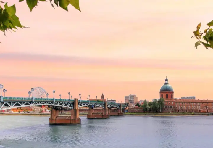 Pont Neuf et le dôme de la Grave à Toulouse au coucher du soleil. Idéal pour savoir que faire à Toulouse.