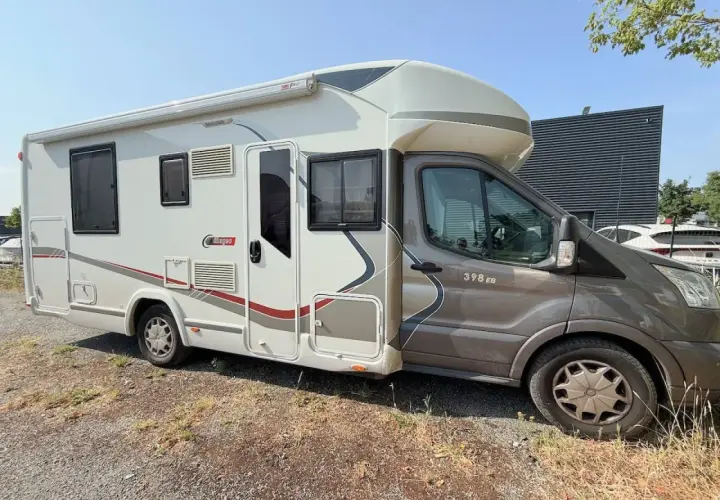 Camping car avec salle de bain à l'arrière, prêt pour l'aventure.