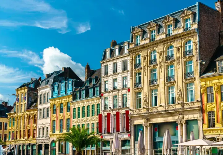 Façades colorées et ornées sous un ciel bleu, parfait pour découvrir que faire à Lille.