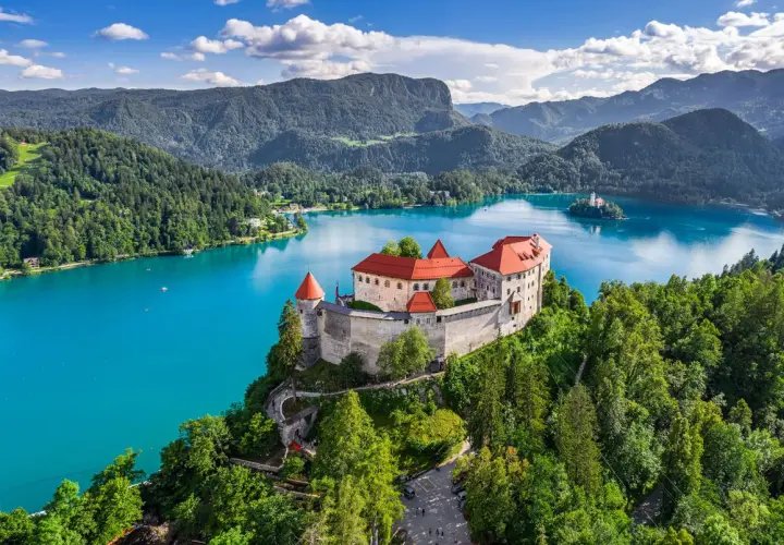 Le château de Bled surplombe un lac turquoise, une vue magnifique pour savoir que faire en Slovénie.