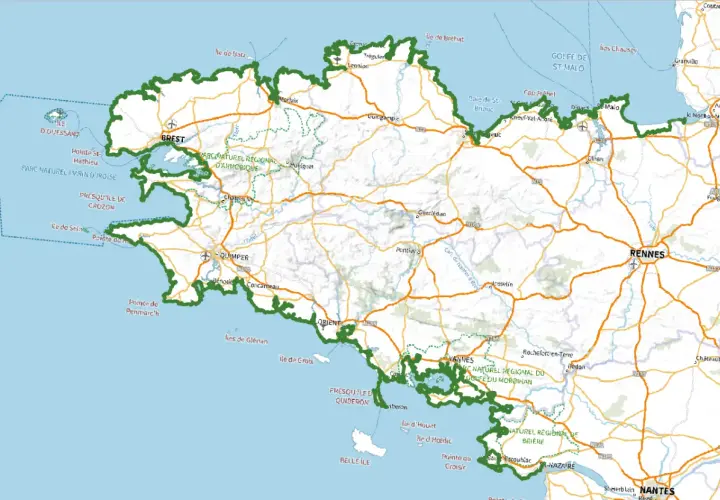 Carte de la Bretagne, montrant les côtes, les villes comme Brest, Quimper, Rennes, et les parcs naturels. Une invitation à explorer la gr34 bretagne.