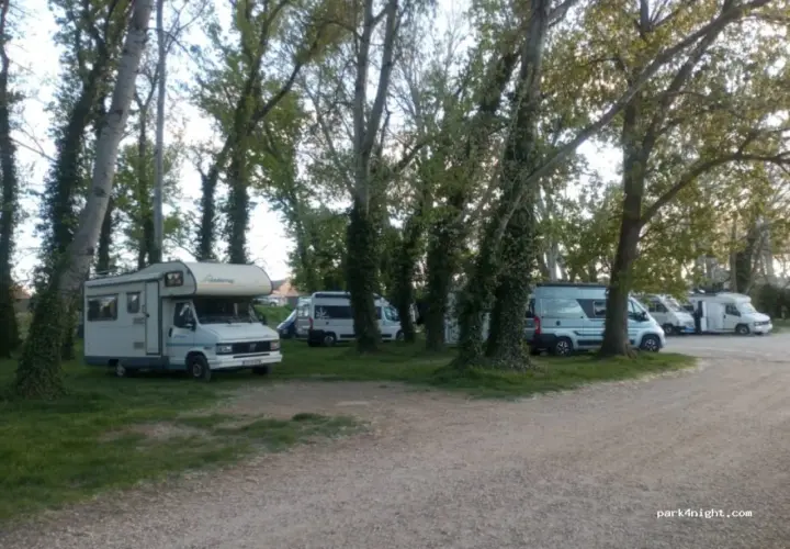 Camping-cars garés sous les arbres, une scène paisible d'une liste des aires camping-car park.
