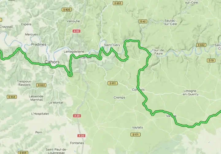 Carte du Lot avec un itinéraire vert sinueux, passant par Cahors et Martiel. Ce parcours de gr 36 étapes serpente à travers des paysages vallonnés.