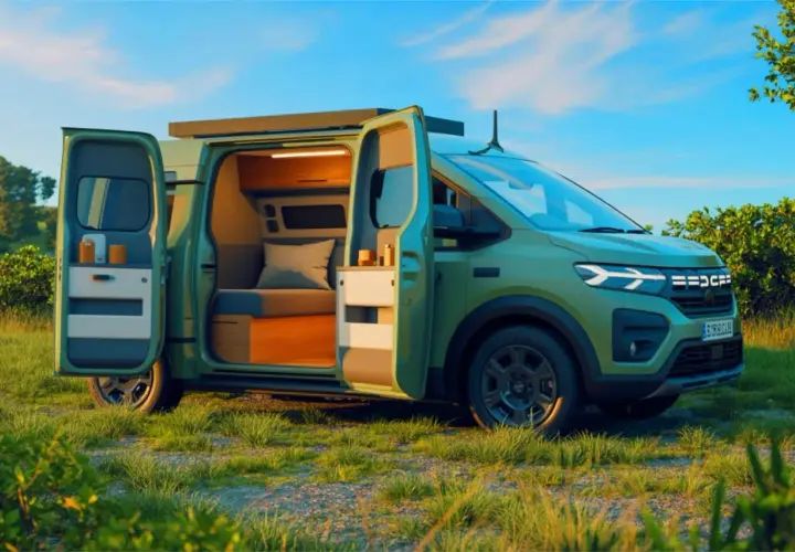 Camping-car vert avec portes ouvertes, révélant un intérieur aménagé avec lit et rangements. Idéal pour l'aventure, ce camping-car avec voiture intégrée promet des escapades inoubliables.