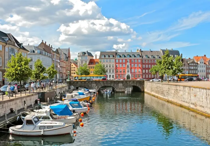 Bateaux amarrés dans un canal bordé de maisons colorées. Une idée de que faire à Copenhague : flâner le long de l'eau.