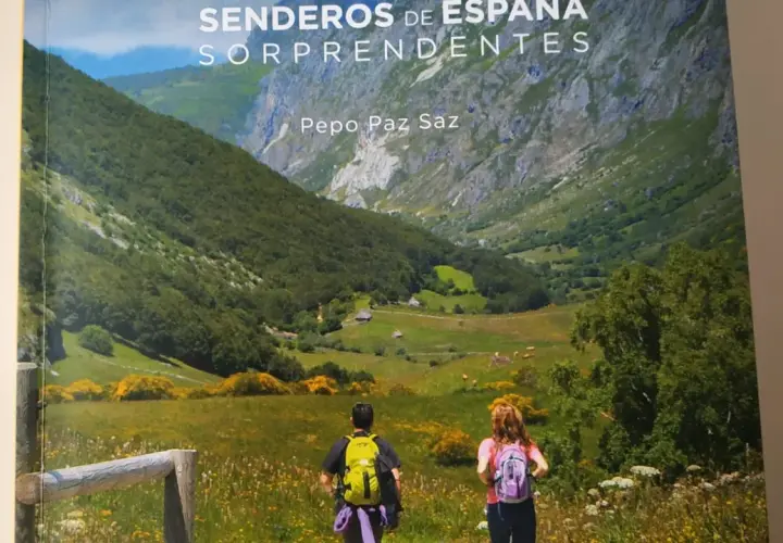 Deux randonneurs explorent des sentiers surprenants en **gr espagne**. Paysages verdoyants et montagnes majestueuses.