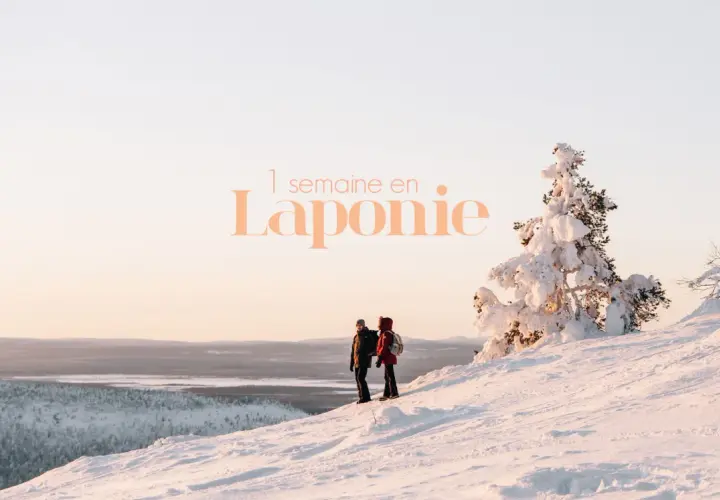 Deux randonneurs contemplent un paysage hivernal en Laponie. Idéal pour savoir que faire en Finlande.